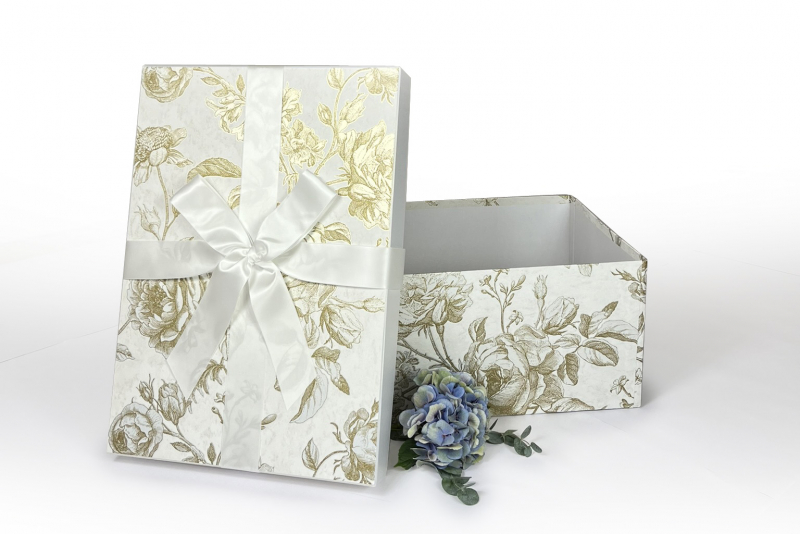 Die Brautkleidbox Golden Rose passt wunderbar zu jedem Hochzeitskleid.